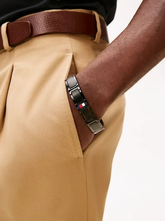 Armband med platta länkar och randiga detaljer Armband med platta länkar och randiga detaljer