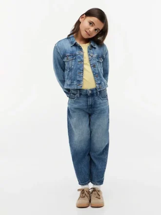Barnjacka i denim med broderad stjärna Barnjacka i denim med broderad stjärna