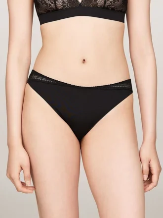 Bikinitrosa i stickat spets