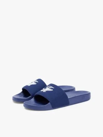 Broderade pooltofflor med monogram