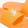 Broderade pooltofflor med monogram