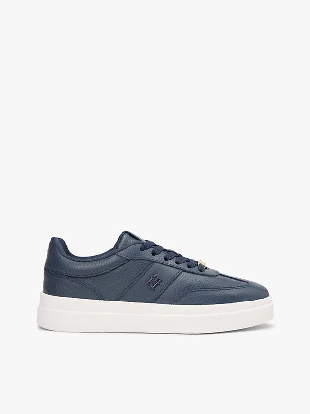 Court-sneakers i kornigt läder Court-sneakers i kornigt läder