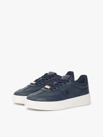 Court-sneakers i kornigt läder Court-sneakers i kornigt läder