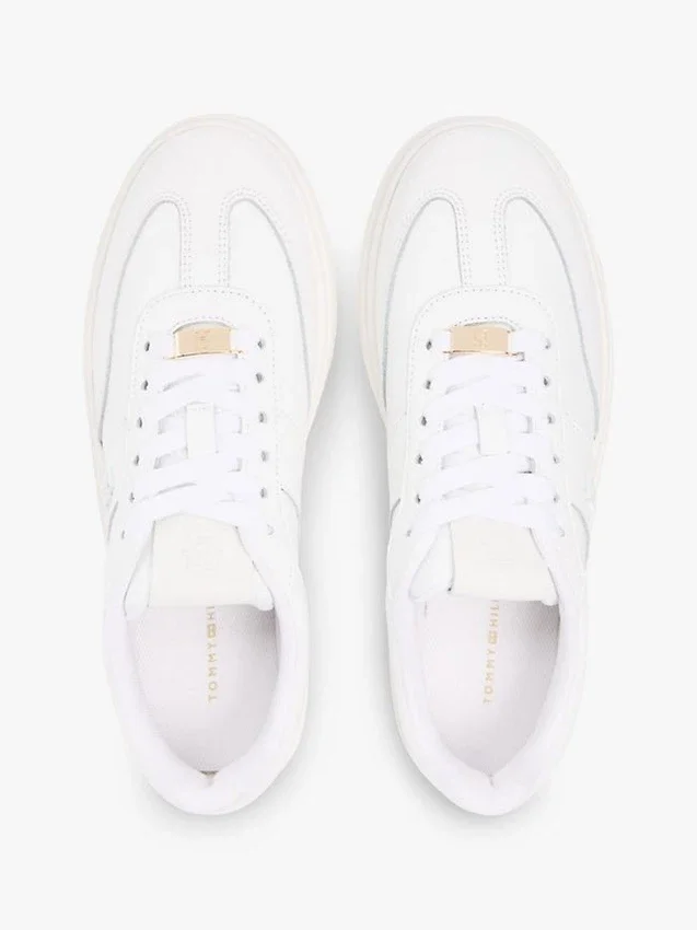 Court-sneakers i kornigt läder Court-sneakers i kornigt läder