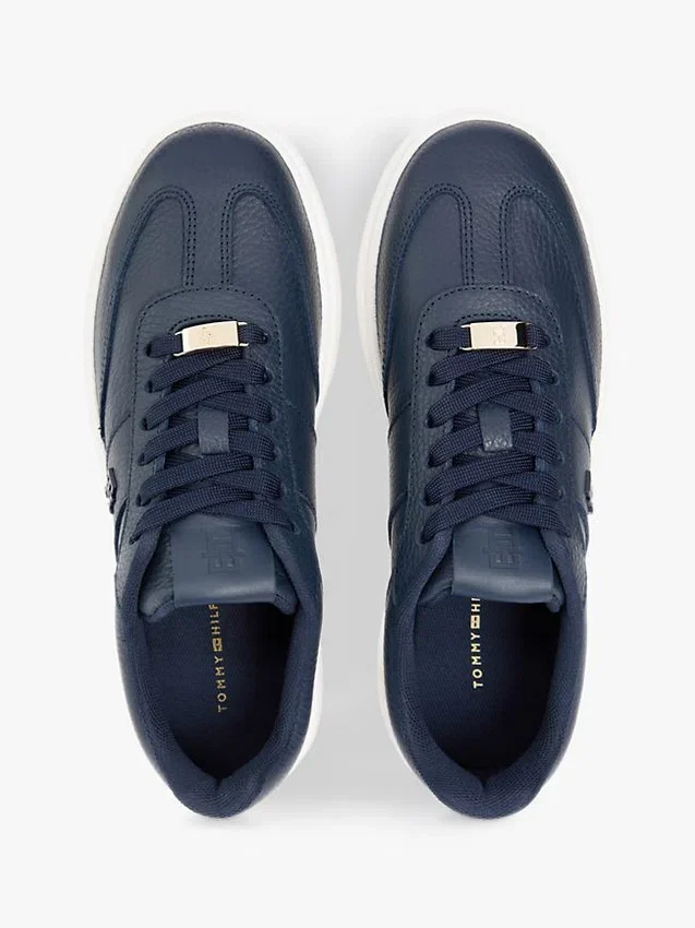 Court-sneakers i kornigt läder Court-sneakers i kornigt läder
