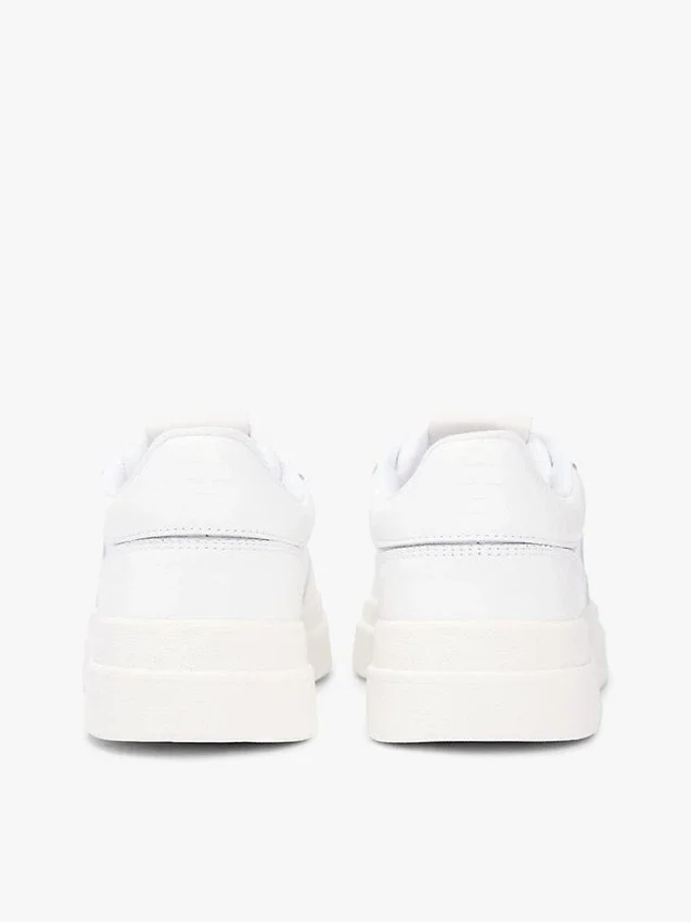 Court-sneakers i kornigt läder Court-sneakers i kornigt läder