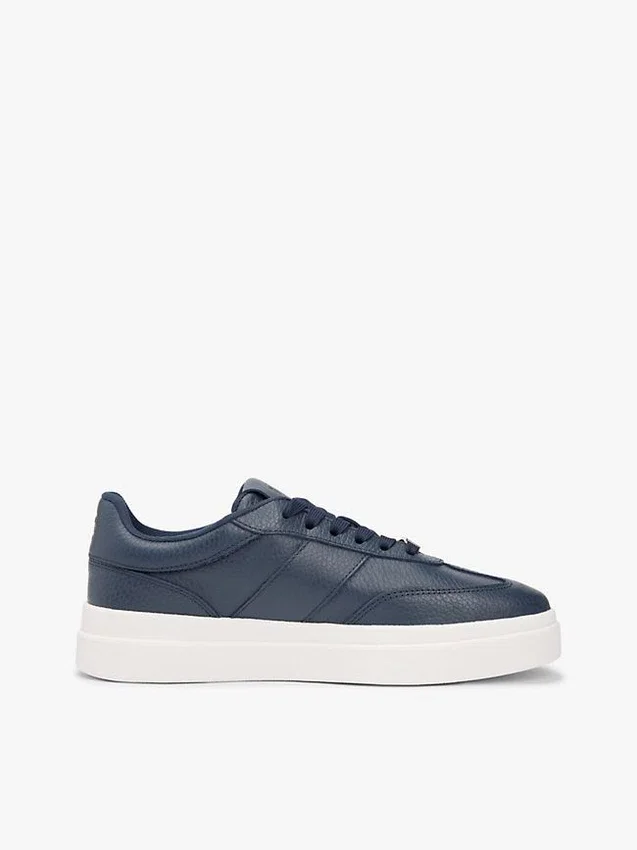 Court-sneakers i kornigt läder Court-sneakers i kornigt läder