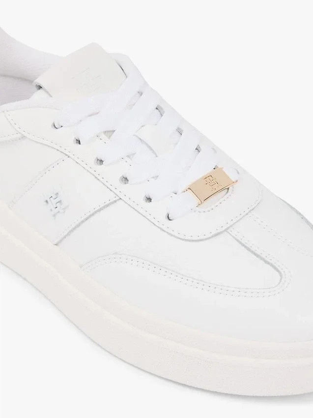 Court-sneakers i kornigt läder Court-sneakers i kornigt läder