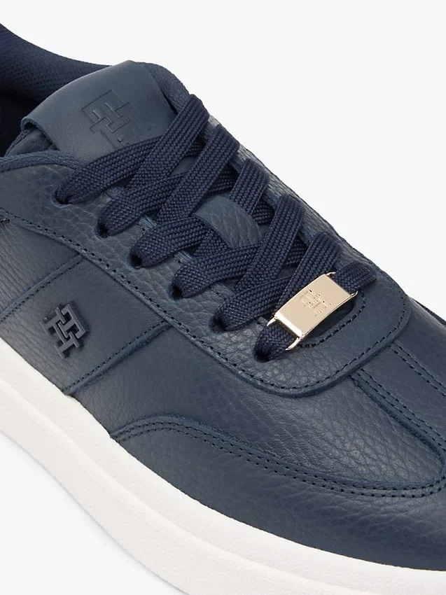 Court-sneakers i kornigt läder Court-sneakers i kornigt läder