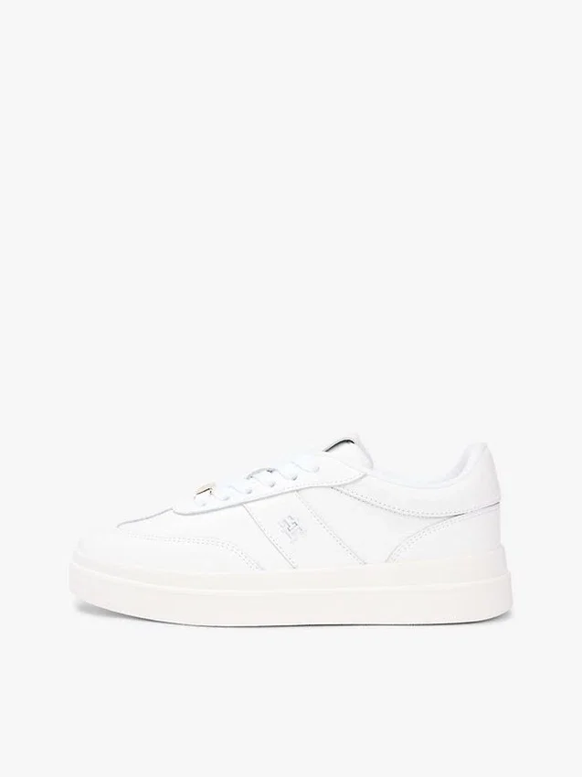 Court-sneakers i kornigt läder Court-sneakers i kornigt läder