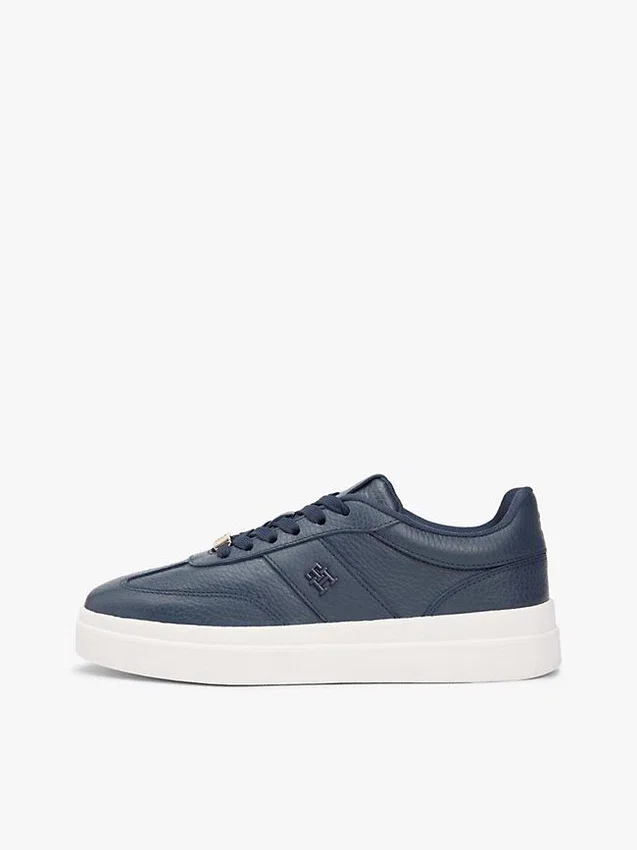 Court-sneakers i kornigt läder Court-sneakers i kornigt läder