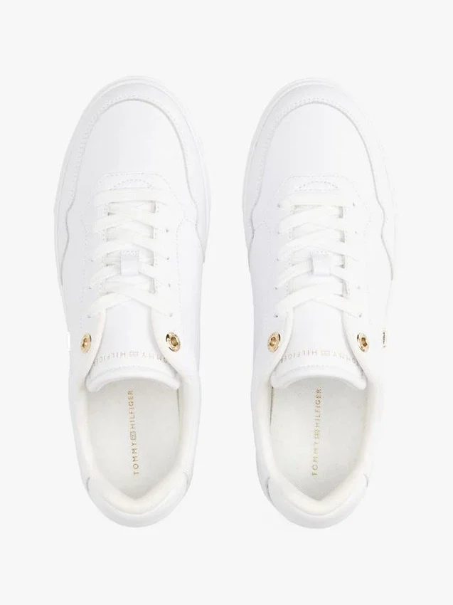 Court-sneakers i läder med metallic-detaljer Court-sneakers i läder med metallic-detaljer