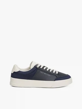 Court-sneakers med ton-i-ton-logotyp