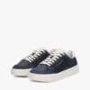 Court-sneakers med ton-i-ton-logotyp