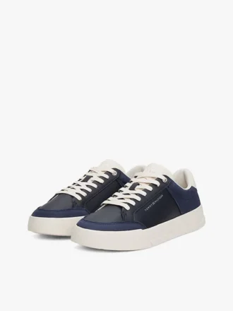 Court-sneakers med ton-i-ton-logotyp