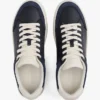 Court-sneakers med ton-i-ton-logotyp