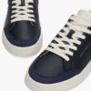 Court-sneakers med ton-i-ton-logotyp