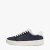 Court-sneakers med ton-i-ton-logotyp