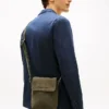 Crossbody-väska i mocka Crossbody-väska i mocka