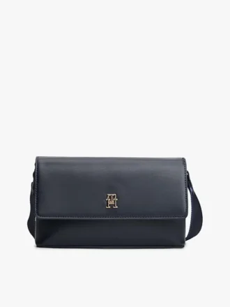 Crossbody-väska med flik och pebble-finish