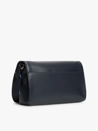 Crossbody-väska med flik och pebble-finish