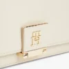 Crossbody-väska med monogram och lock Crossbody-väska med monogram och lock