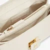 Crossbody-väska med monogram och lock Crossbody-väska med monogram och lock