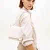 Crossbody-väska med monogram och lock Crossbody-väska med monogram och lock