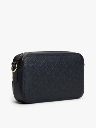 Crossbody-väska med präglad monogram över hela ytan