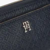 Crossbody-väska med präglad monogram över hela ytan Crossbody-väska med präglad monogram över hela ytan