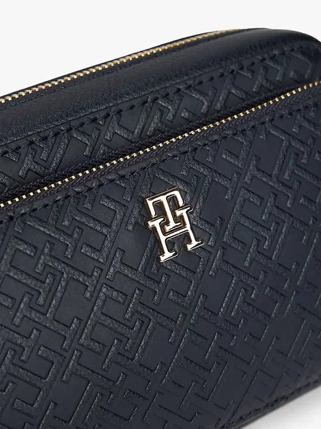 Crossbody-väska med präglad monogram över hela ytan Crossbody-väska med präglad monogram över hela ytan