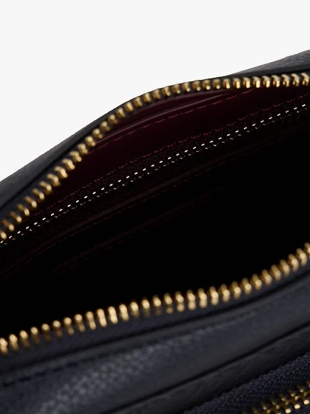Crossbody-väska med präglad monogram över hela ytan Crossbody-väska med präglad monogram över hela ytan