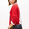 Crossbody-väska med präglad monogram över hela ytan Crossbody-väska med präglad monogram över hela ytan