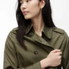 Dubbelknäppt trenchcoat med bälte Dubbelknäppt trenchcoat med bälte