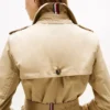 Dubbelknäppt trenchcoat med bälte Dubbelknäppt trenchcoat med bälte