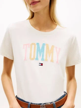Flerfärgad T-shirt med Tommy-logotyp