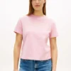 Guldtonad T-shirt med klubbens emblem