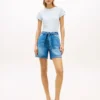Högmidjade jeansshorts med bälte Högmidjade jeansshorts med bälte