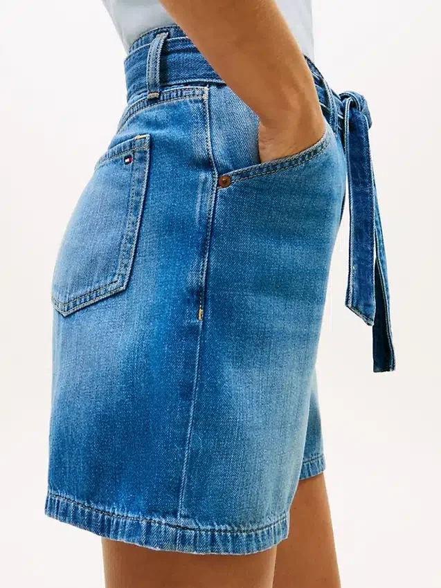 Högmidjade jeansshorts med bälte Högmidjade jeansshorts med bälte
