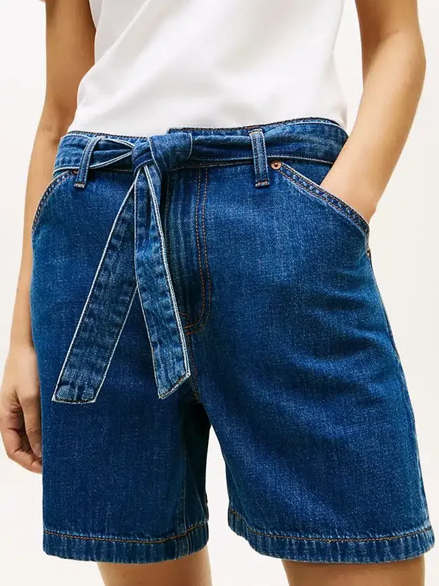Högmidjade jeansshorts med bälte Högmidjade jeansshorts med bälte