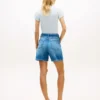 Högmidjade jeansshorts med bälte Högmidjade jeansshorts med bälte