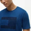 Indigofärgad T-shirt med flagglogo Indigofärgad T-shirt med flagglogo