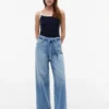 Jeans med hög midja, bälte och vida ben