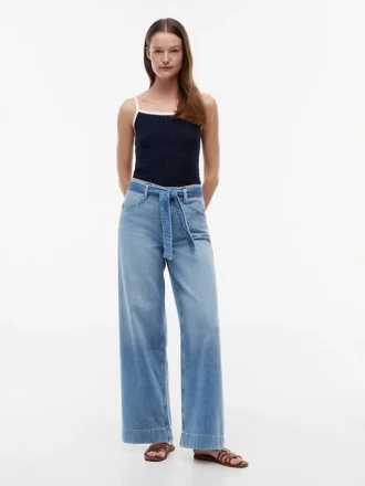 Jeans med hög midja, bälte och vida ben
