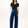 Jeans med hög midja, bälte och vida ben Jeans med hög midja, bälte och vida ben