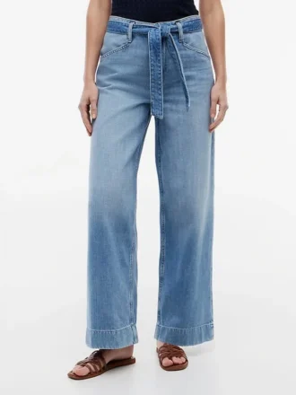 Jeans med hög midja, bälte och vida ben