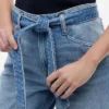 Jeans med hög midja, bälte och vida ben