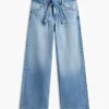 Jeans med hög midja, bälte och vida ben