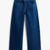 Jeans med hög midja, bälte och vida ben Jeans med hög midja, bälte och vida ben