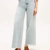 Jeans med hög midja, vid ben och rå kant Jeans med hög midja, vid ben och rå kant